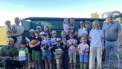 Abschluss des Ferienprogramms mit dem Kartoffelfest in Ilsenbach. Zahlreiche Kinder gewannen bei der Verlosung Preise. (Bild: Rudolf Schopper)