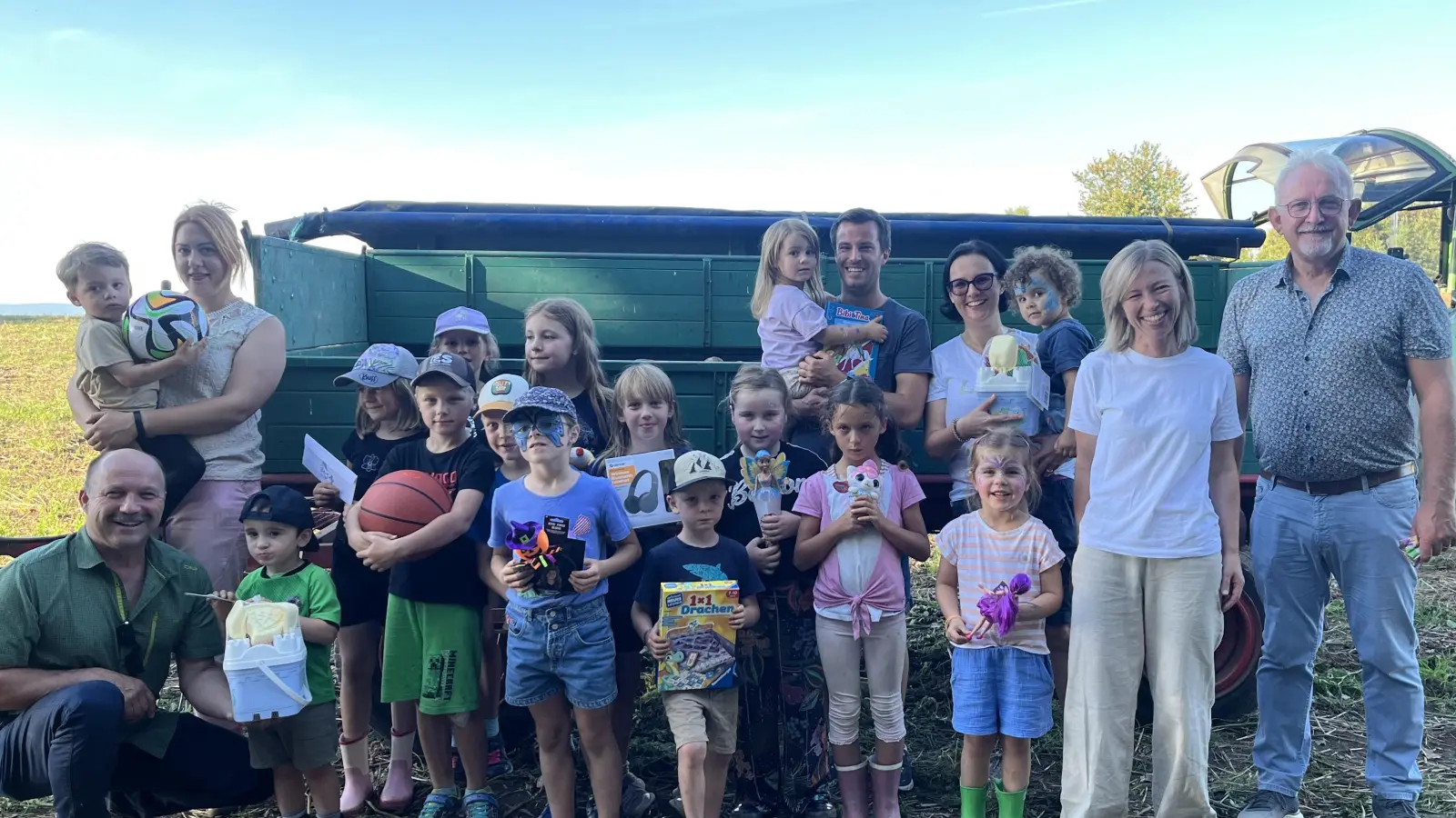 Abschluss des Ferienprogramms mit dem Kartoffelfest in Ilsenbach. Zahlreiche Kinder gewannen bei der Verlosung Preise. (Bild: Rudolf Schopper)