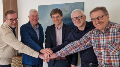 Von links: Bernhard Koller, 2. Vorsitzender des Fördervereins Natur Nah Erleben am Fahrenberg e.V., Wolfgang Weber, 2. Vorsitzender TV Vohenstrauß., Notar Florian Drexler, Thomas Hofmann, 1. Vorsitzender des Fördervereins Natur Nah Erleben am Fahrenberg e.V., und Klaus Nigg 1. Vorsitzender TV Vohenstrauß (Bild: Thomas Hofmann)