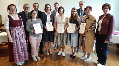 V. l.: Ruth Schumann, Semesterleitung, Martin Scharf, MdL, Theresia Fischer, Johann Kleber, 3. Bürgermeister der Stadt Nabburg, Sybille Peter, Tobias Fischer, VR-Bank mittlere Oberpfalz e.G., Nicole Schwaiger, Lena Matzke, Helmut Melchner, Behördenleiter, Sabine Schindler, Kreisbäuerin. (Bild: Johanna Baumann)