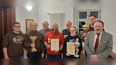 SRK Leonhardieschießen der Soldaten- und Reservistenkameradschaft Beidl.<br>Von links: Matthias Kulzer (137 Mannschaftswertung Wasserhaisl), Ferdinand Dietz (149 Mannschaftswertung Kooperatorenhaus), Rudolf Schwarzmeier (111 Mannschaftswertung Kooperatorenhaus), Johannes Wein (149 Mannschaftswertung OWV I), Alois Bauer (145 Mannschaftswertung Kooperatorenhaus), Ida Wein (127 Gastschüzuinnen), Markus Ziegler (130 Mannschaftswertung Wasserhaisl), Johann Reichl (Vorsitzender SRK).  (Bild: Alois Bauer)