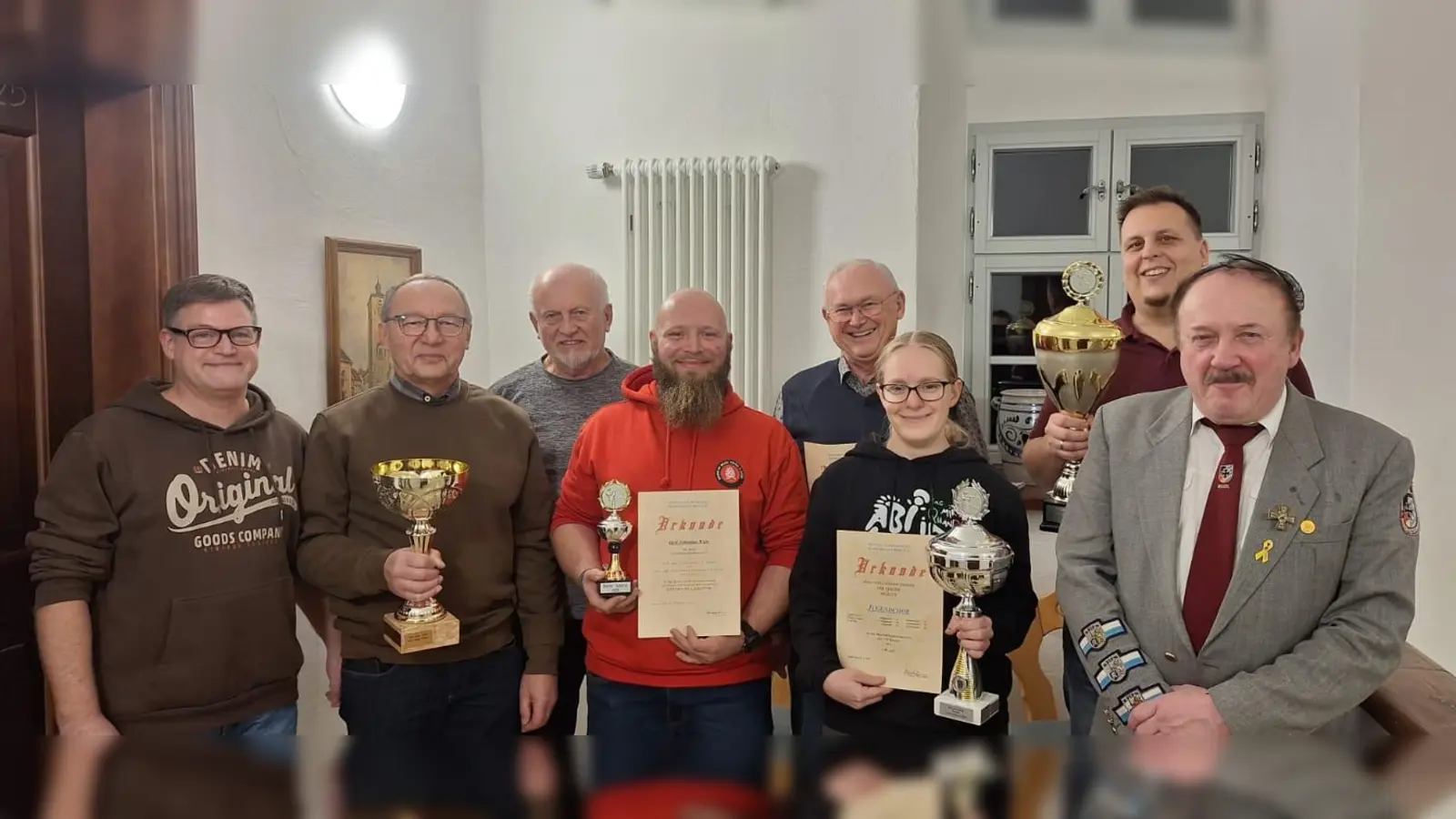 SRK Leonhardieschießen der Soldaten- und Reservistenkameradschaft Beidl.<br>Von links: Matthias Kulzer (137 Mannschaftswertung Wasserhaisl), Ferdinand Dietz (149 Mannschaftswertung Kooperatorenhaus), Rudolf Schwarzmeier (111 Mannschaftswertung Kooperatorenhaus), Johannes Wein (149 Mannschaftswertung OWV I), Alois Bauer (145 Mannschaftswertung Kooperatorenhaus), Ida Wein (127 Gastschüzuinnen), Markus Ziegler (130 Mannschaftswertung Wasserhaisl), Johann Reichl (Vorsitzender SRK).  (Bild: Alois Bauer)