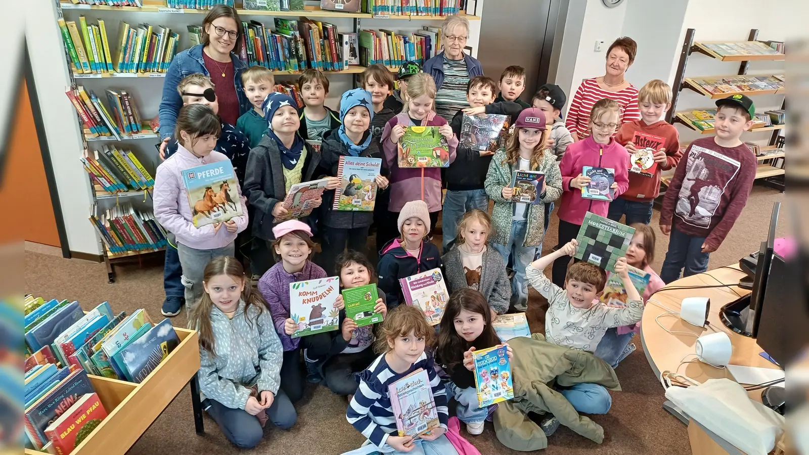 Die Klasse 2a in der Bücherei. (Bild: Maximiliane Kraus)