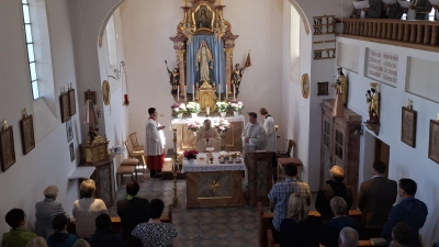 Das Bild zeigt die Festmesse zum Abschluss der Renovierung der Filialkirche Hessenreuth mit den Zelebranten Pfarrer Heribert Stretz und Pfarrer Thomas Kraus. (Bild: Birgit Übelmesser )