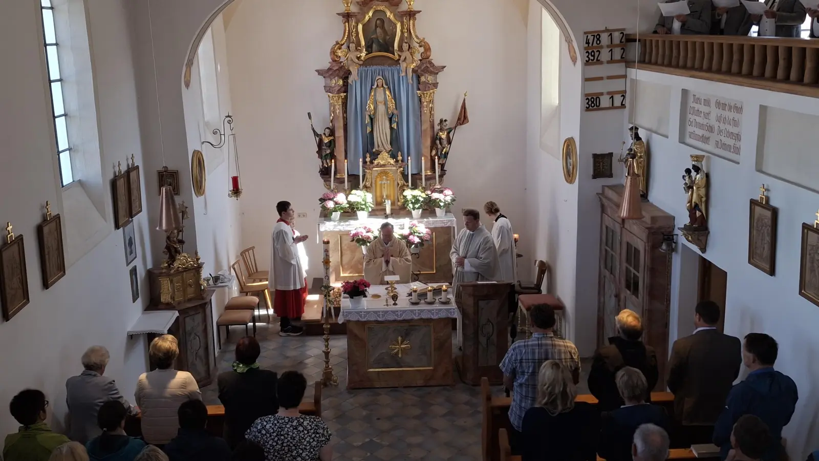 Das Bild zeigt die Festmesse zum Abschluss der Renovierung der Filialkirche Hessenreuth mit den Zelebranten Pfarrer Heribert Stretz und Pfarrer Thomas Kraus. (Bild: Birgit Übelmesser )