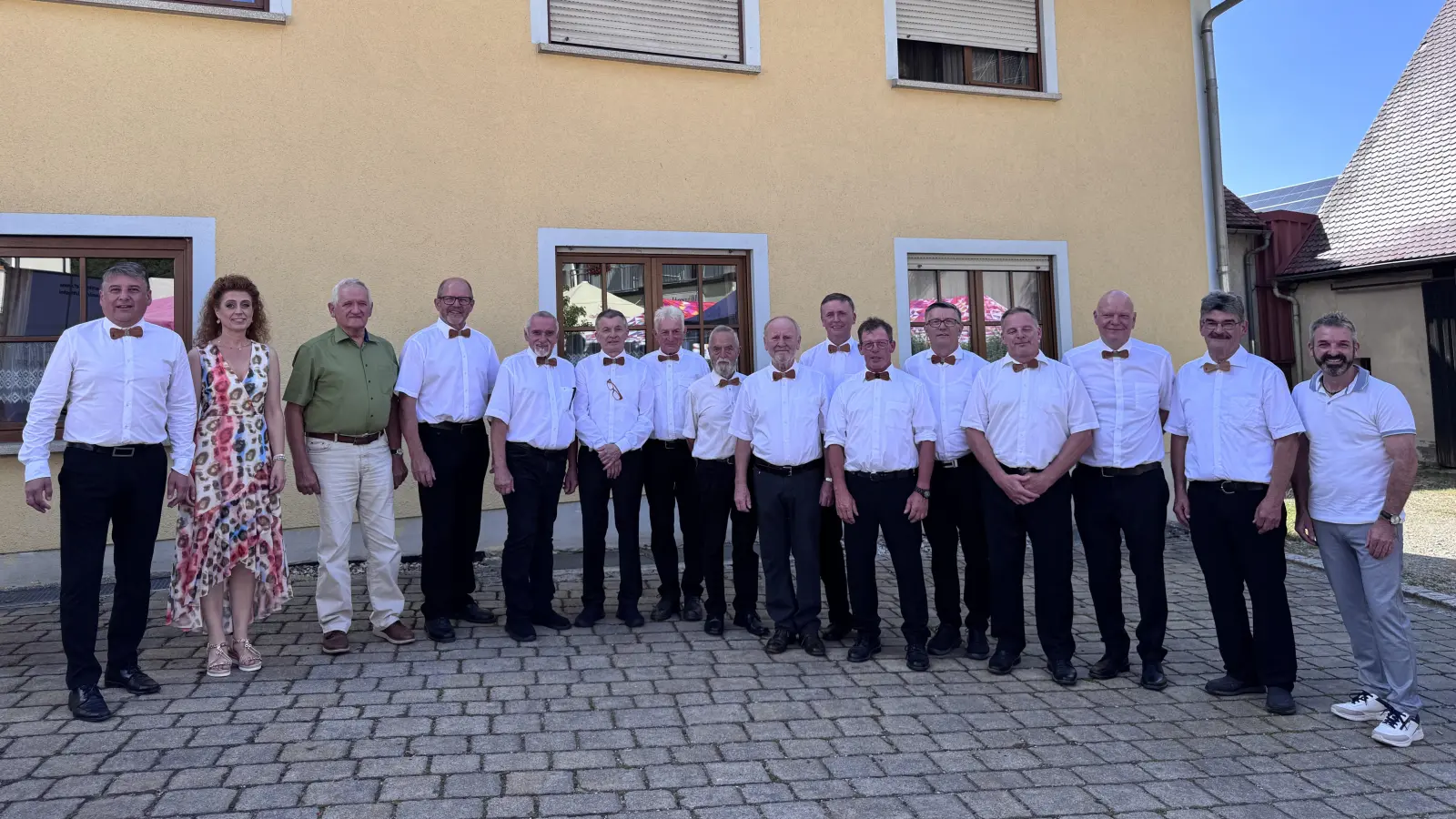 Erster von rechts 1. Bürgermeister Elmar Halk, dritter von links 1 Vorsitzender des Sängerkreis Hersbruck Heinrich Bodendörfer, zweite von links Jana Müller Chorleitung MGV Fürnried, erster von links 1. Vorsitzender Jochen Kellner-Bodendörfer (Bild: Klara Laurer)