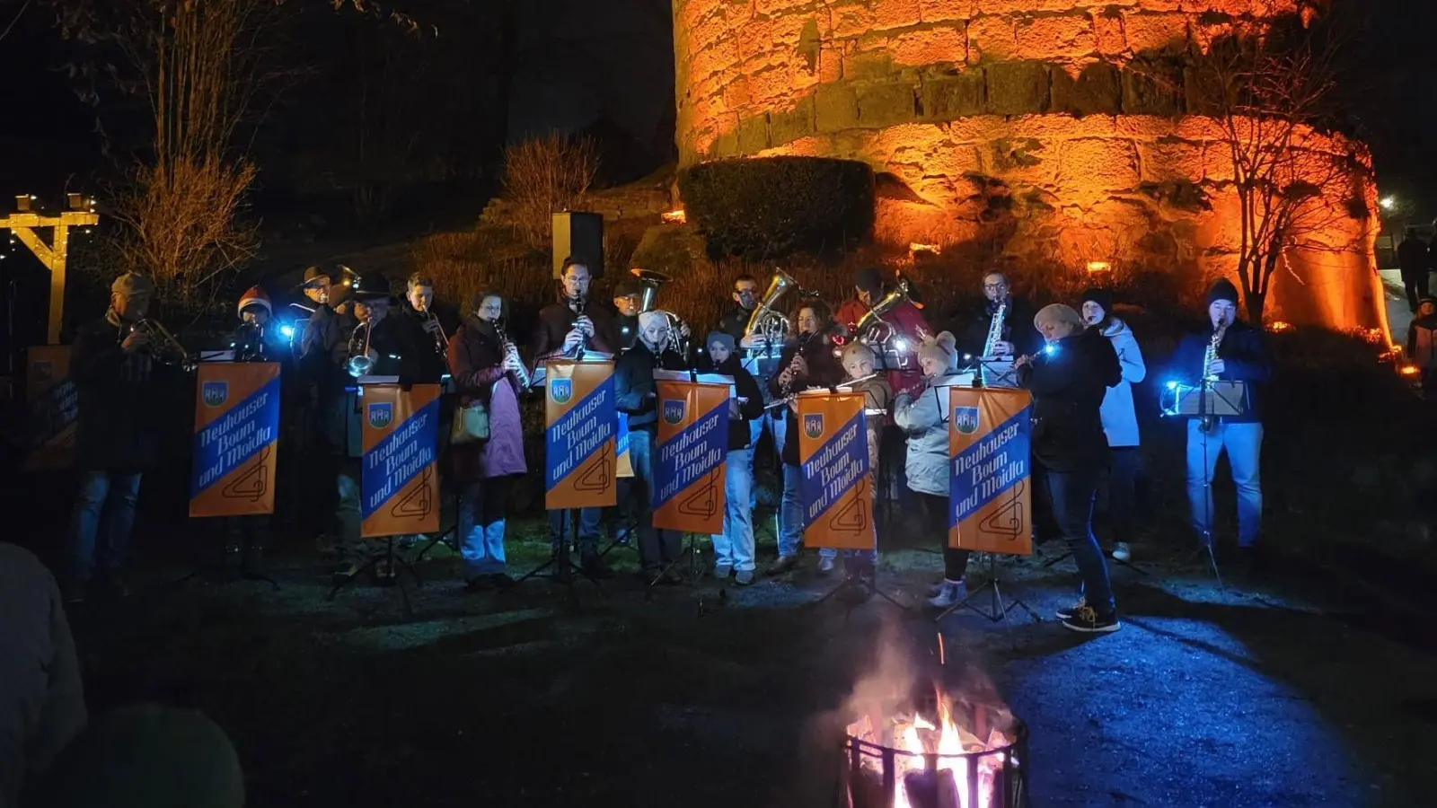 Blaskapelle „Neuhauser Boum” unter dem Butterfassturm (Bild: Julian Reischl)