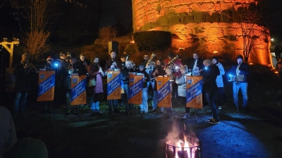 Blaskapelle „Neuhauser Boum” unter dem Butterfassturm (Bild: Julian Reischl)