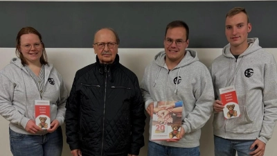 Andreas Steinl von der Kinderkrebshilfe Oberpfalz-Nord (Zweiter von links) dankte der Burkhardsreuther Landjugend für ihre 400-Euro-Spende im Nachgang zu deren 80-Jahr-Feier. (Bild: Bernhard Piegsa)