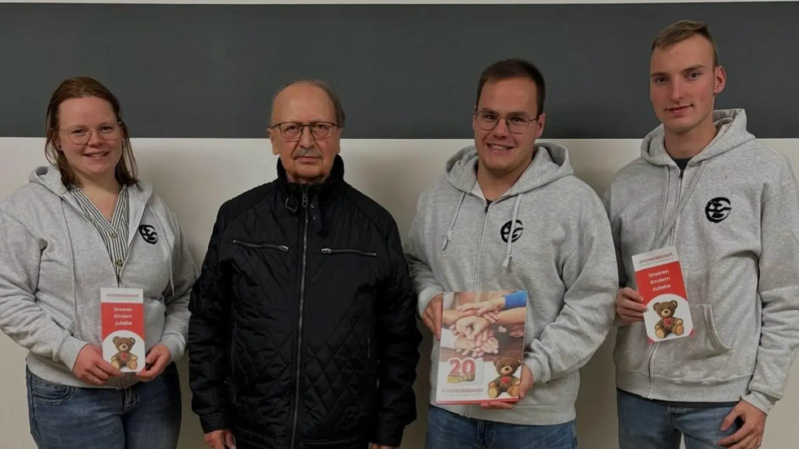 Andreas Steinl von der Kinderkrebshilfe Oberpfalz-Nord (Zweiter von links) dankte der Burkhardsreuther Landjugend für ihre 400-Euro-Spende im Nachgang zu deren 80-Jahr-Feier. (Bild: Bernhard Piegsa)