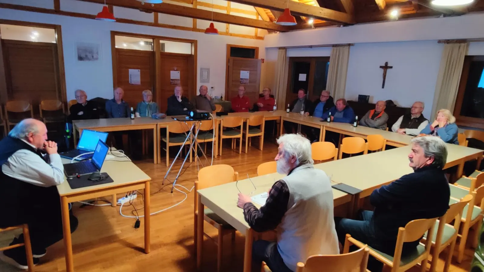 Herbert Unterburger (links) nahm die Zuhörer mit auf eine Zeitreise zu historischen Grenzsteinen  (Bild: Manfred Lehner)