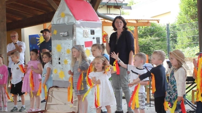 Die Projektgruppe „Astronauten und Raketen” erfreute beim Geburtstagsfest mit einem Singspiel über die Weltraummaus.  (Bild: bba)