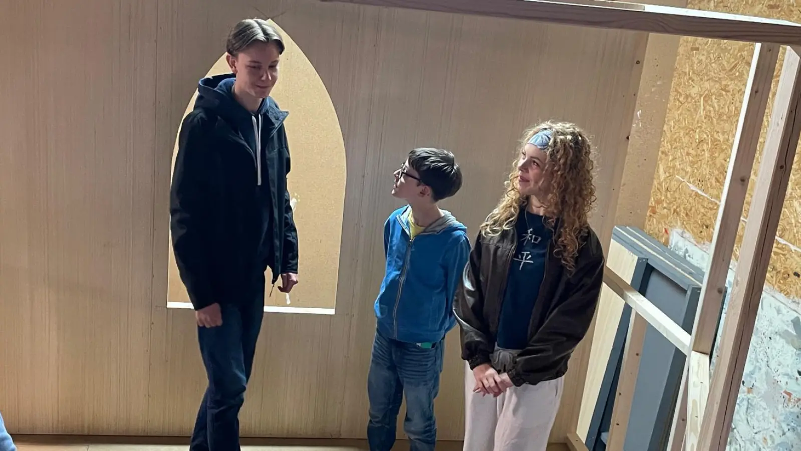 Das erste Mal probt das Ensemble des Kinderstücks „Rapunzel” im Original-Bühnenbild. Dieses ist zwar noch im Rohbau, aber immerhin können sich die Schauspieler schonmal an die Platzverhältnisse im Rapunzel-Turm gewöhnen. (Bild: Johannes Pausch)