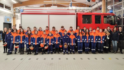 Teilnehmer beim diesjährigen Wissenstest mit Ausbilder und Prüfer. (Bild: Sabrina Sebald)