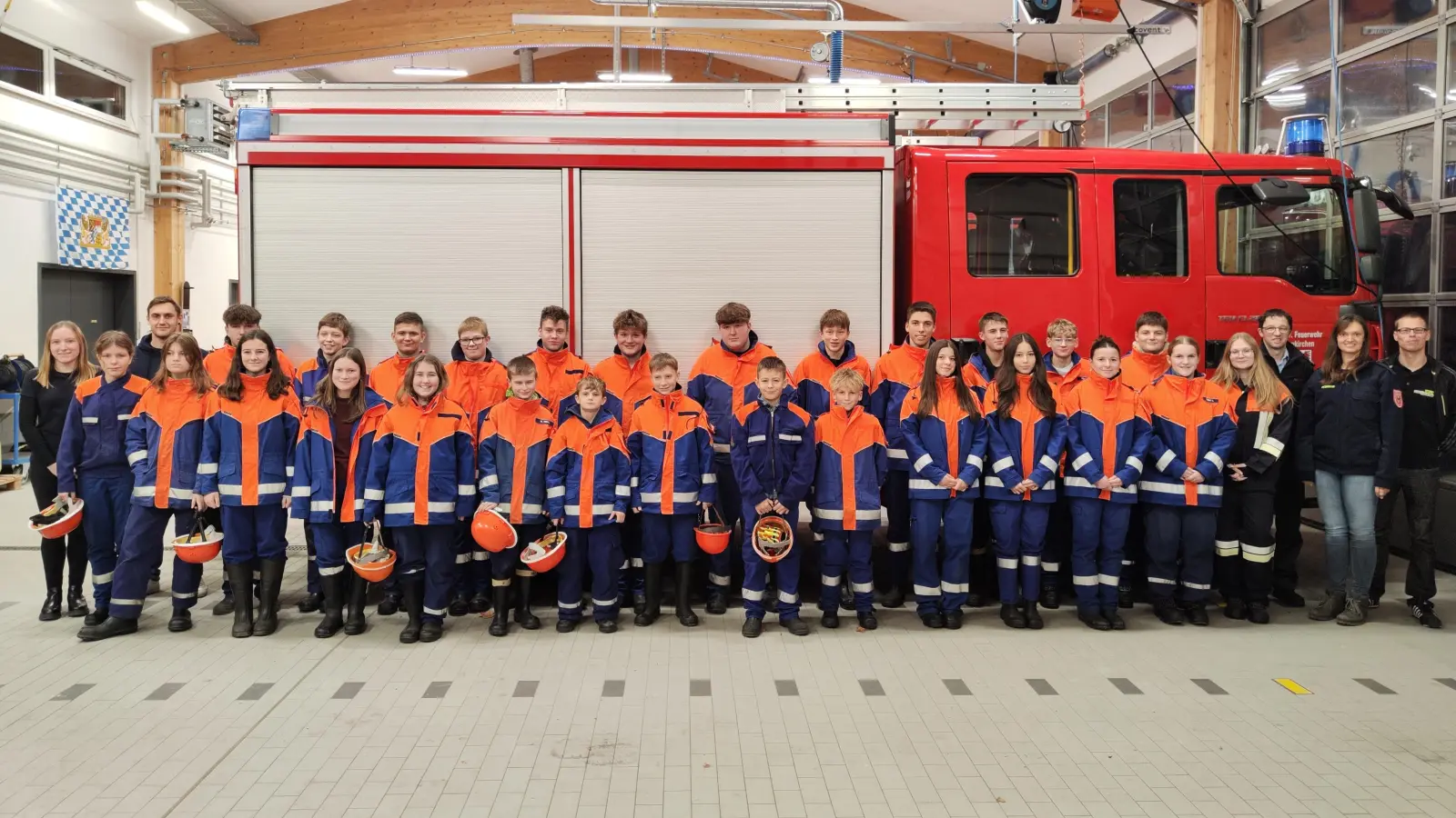 Teilnehmer beim diesjährigen Wissenstest mit Ausbilder und Prüfer. (Bild: Sabrina Sebald)