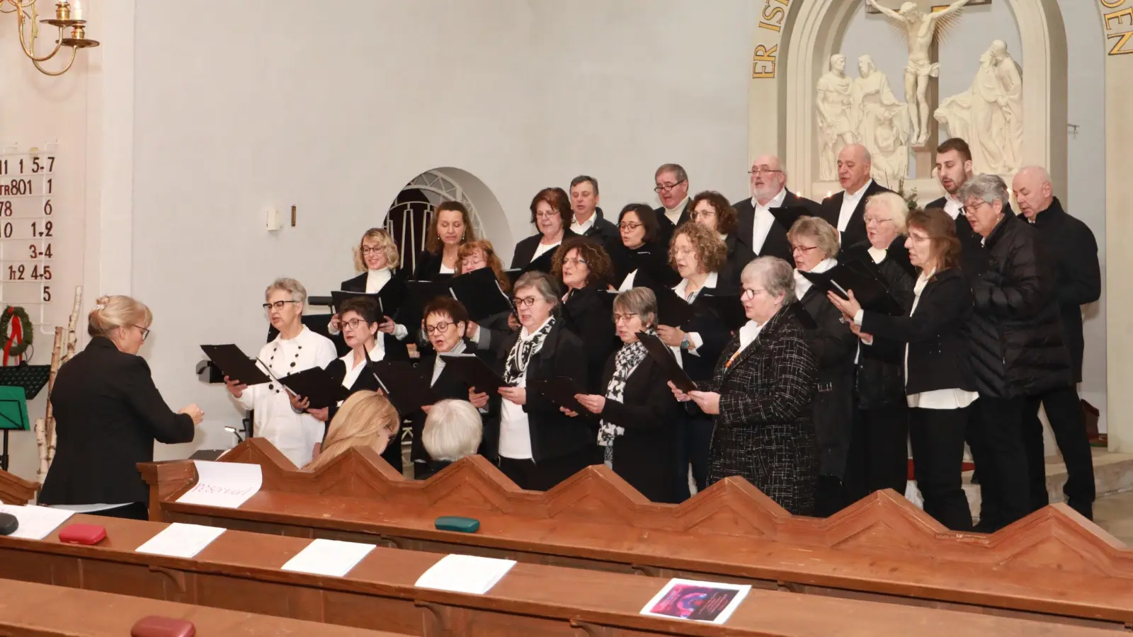 Der Projektchor mit Leiterin Helga Rose. (Bild: Jochen Neumann)