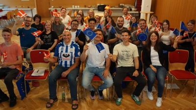 Das Erasmus+-Team feiert gemeinsam mit allen Teilnehmenden die erfolgreiche Durchführung der verschiedenen Praktika im Ausland.  (Bild: Sabrina Geisler)