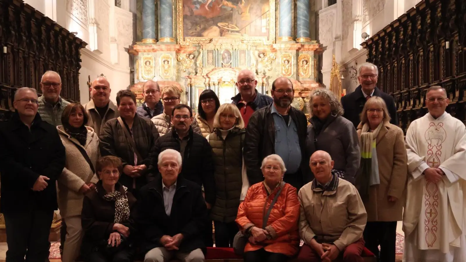Die Ehejubilare der Pfarreiengemeinschaft Amberg-St. Georg und Luitpoldhöhe-St. Barbara mit Stadtpfarrer Markus Brunner (2. Reihe rechts) und Pfarrgemeinderatssprecher Michael Suttner (2. Reihe links) (Bild: Manuela Suttner)
