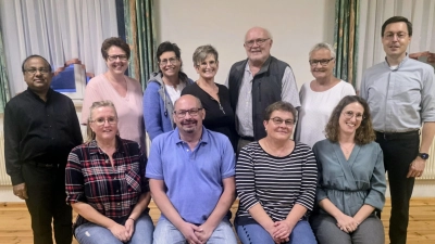 Die neue Vereinsführung der KAB Sorghof (vorne sitzend, von links): Barbara Stübe, Hubert Merkl, Manuela Siegert, Susanne Suttner. Stehend von links: Stadtpfarrer Madanu, Manuela Götz, Ilona Weiß, Nicole Woldert, Wilhelm Ertl, Agnes Hörl, Diözesanpräses Stephan Rödl. (Bild: Dieter Hörl)