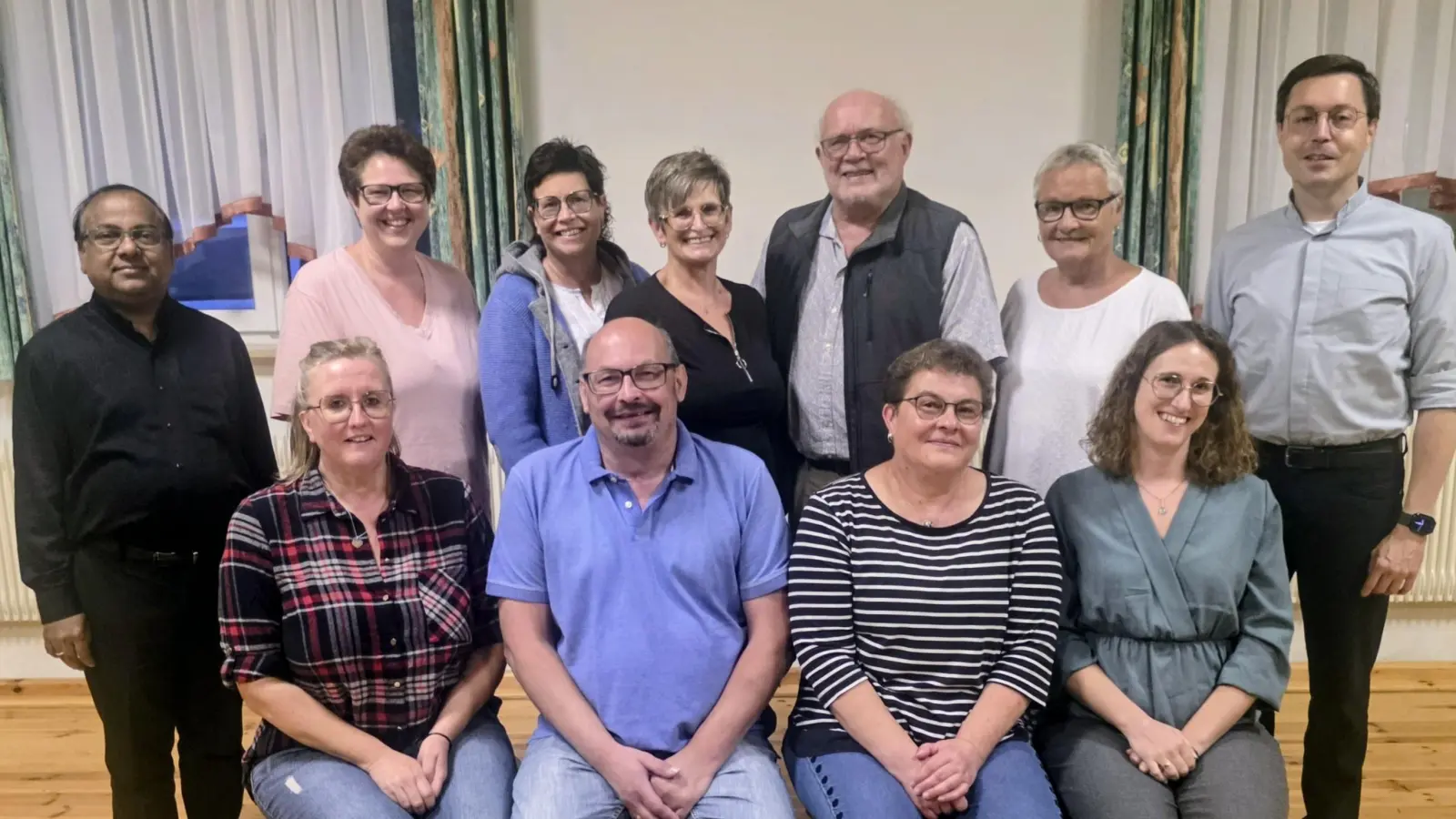Die neue Vereinsführung der KAB Sorghof (vorne sitzend, von links): Barbara Stübe, Hubert Merkl, Manuela Siegert, Susanne Suttner. Stehend von links: Stadtpfarrer Madanu, Manuela Götz, Ilona Weiß, Nicole Woldert, Wilhelm Ertl, Agnes Hörl, Diözesanpräses Stephan Rödl. (Bild: Dieter Hörl)