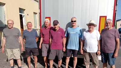 Hunderte von Kartons wurden von den Helfern (von links nach rechts) Konrad Neuser, Stefan Dippl, Franz Ficker, Josef Bösl, Sigi Bösl, Gerhard Merkl und Hans Lehmann gut verstaut in den LKW geladen. Nicht auf dem Bild Gerhard Egerer und Hans Karl. (Bild: Hans Karl)