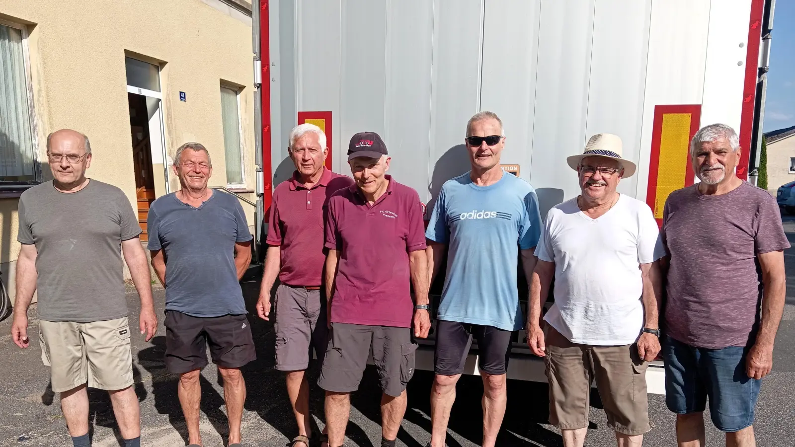 Hunderte von Kartons wurden von den Helfern (von links nach rechts) Konrad Neuser, Stefan Dippl, Franz Ficker, Josef Bösl, Sigi Bösl, Gerhard Merkl und Hans Lehmann gut verstaut in den LKW geladen. Nicht auf dem Bild Gerhard Egerer und Hans Karl. (Bild: Hans Karl)