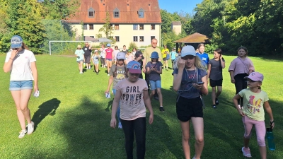 Auf dem Weg zur Schnitzeljagd (Bild: Jessica Müller)