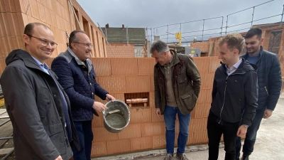 Erster Bürgermeister Ludwig Gürtler (2.v.l.) mauert den Grundstein für das Gebäude ein. Mit dabei Daniel Bronold (links), Christian Schönberger, Kilian Bindl, Stefan Alt jun.. (Bild: Josef Glas)