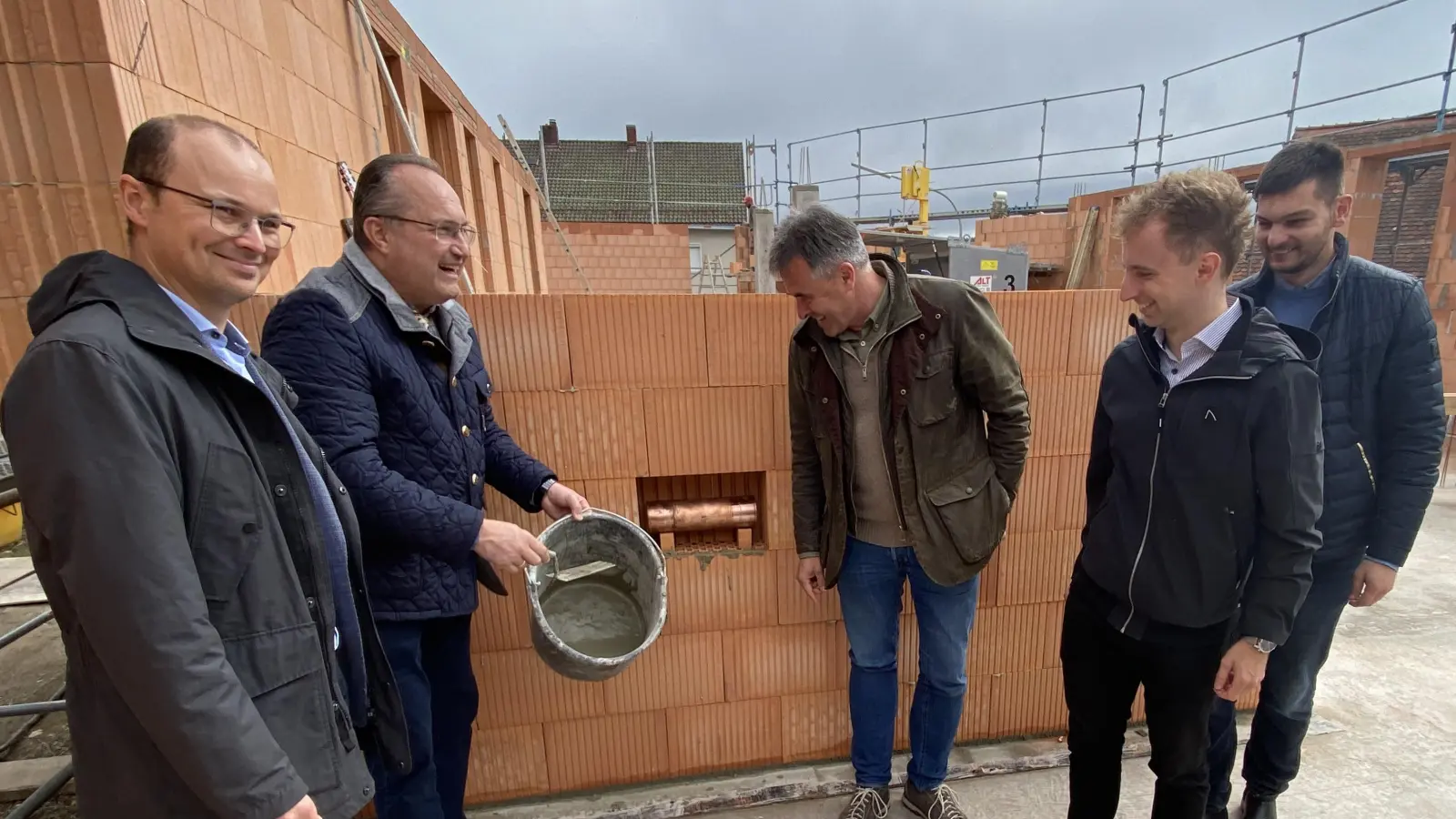 Erster Bürgermeister Ludwig Gürtler (2.v.l.) mauert den Grundstein für das Gebäude ein. Mit dabei Daniel Bronold (links), Christian Schönberger, Kilian Bindl, Stefan Alt jun.. (Bild: Josef Glas)