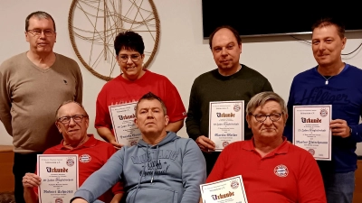 Die anwesenden Jubilare mit 1. Vors. Kink (hinten li.) und 2. Vors. Rinaldi (sitzend Mitte) (Bild: Elisabeth Nasz)