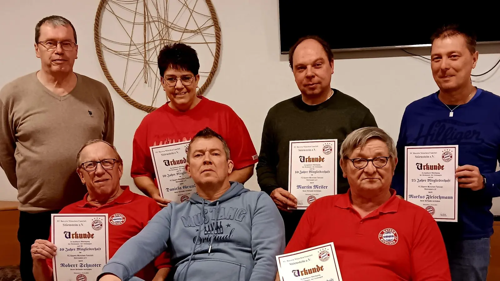 Die anwesenden Jubilare mit 1. Vors. Kink (hinten li.) und 2. Vors. Rinaldi (sitzend Mitte) (Bild: Elisabeth Nasz)