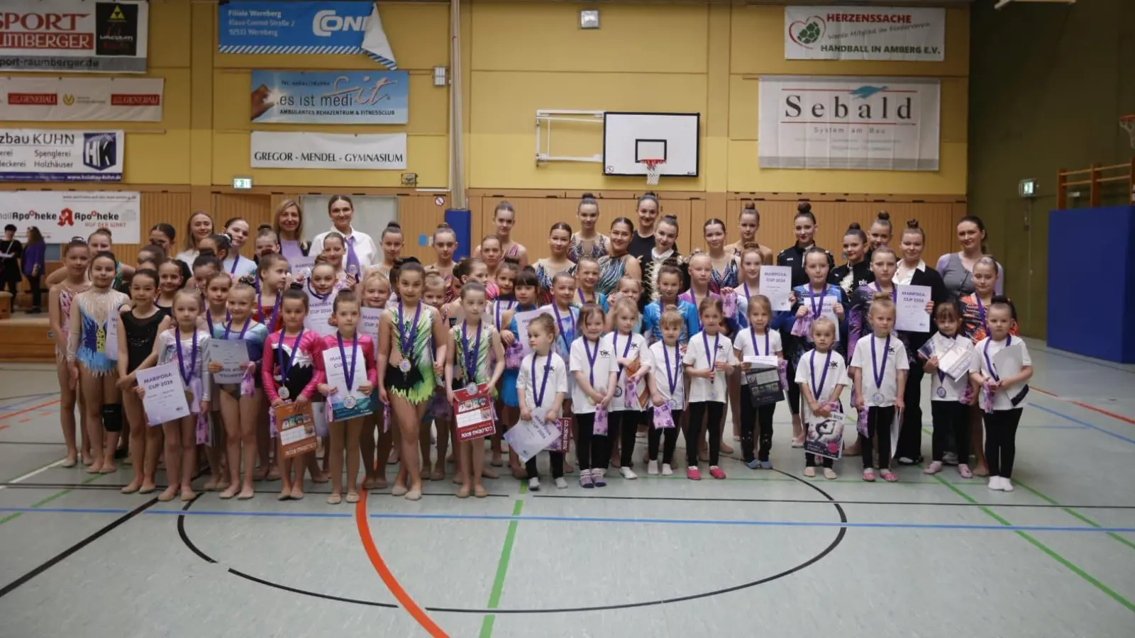 Die Gymnastiksparte des DJK 2002 Amberg mit seinen Sportlerinnen, Trainern und Kampfrichtern (Bild: Ricardo Kiel)