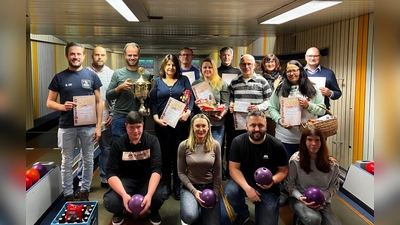 Die Turniersieger mit der Dirtten Bürgermeisterin Evi Höllerer (stehend, Dritte von rechts) und der Vorsitzenden des 1. SKK Sichere Kugel, Sibylle Saazer sowie dem Sportwart Christian Ritter (Zweite und Dritter von links untere Reihe).<br> (Bild: mma)