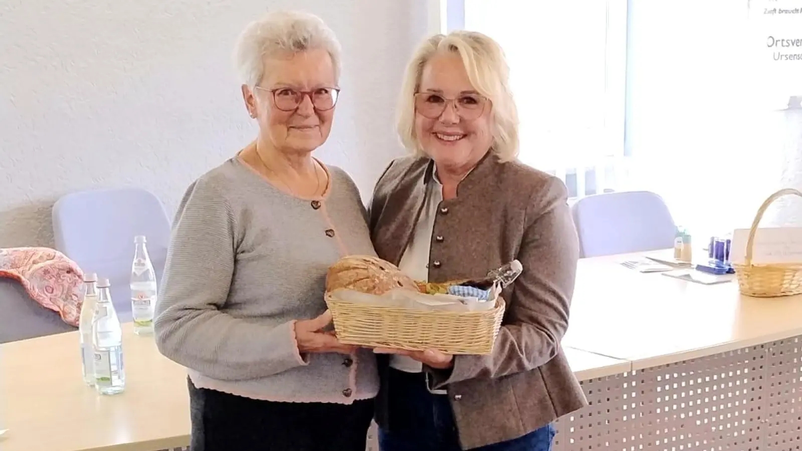 VdK Vorständin Jutta Streher bedankt sich bei Marianne Moosburger mit einem Präsent für den humorvollen Nachmittag mit amüsanten Sprichwörtern (Bild: Jutta Streher)