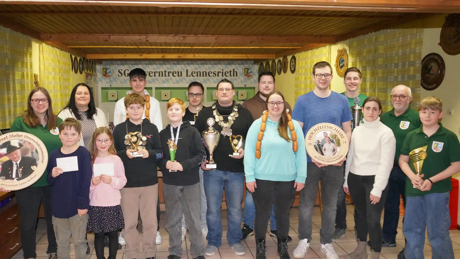 Bayerntreu – Schützenfamilie feiert. Die Die Gewinner des Königsschießens 2025 des Schützenverein Bayerntreu Lennesrieth: Sportleiterin Lena Kellner (links). Jugendschützenkönig Johannes Schell (Fünfter von links mit Kette) und Schützenkönig Sandro Hufnagl (Mitte mit Kette). (Bild: Franz Völkl)