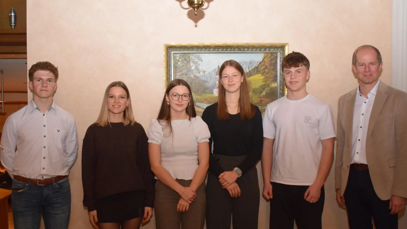 In der Bürgerversammlung ehrt Bürgermeister Konrad Kiener (rechts) fümf erfolgreiche Azubis oder Schüler. Es sind dies (von links): Mutzbauer Felix, Reindlmeier Lena, Kurzwart Elisa-Marie, Fischer Sophia und Kilian Geitner. (Bild: Richard Braun)