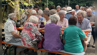 Vollbesetztes Senioren Cafe (Bild: Meier Margareta)