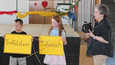 Die beruflichen Stationen von Fachlehrerin Pia Zwicknagl-Herrmann rief Schulleiterin Waltraud Eichstetter sehr anschaulich in Erinnerung. (Bild: Nikolaus Scherr )