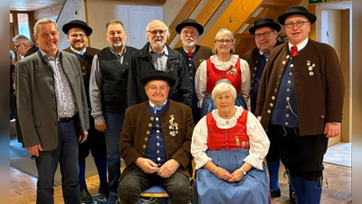 Stehend von links: Bürgermeister Joachim Neuß, 2. Vorsitzender Johannes Trenz, Klaus Schwemmer, Bernhard Krieger, Peter Wiesend, Anita Wiesend, Günter Sertl, 1. Vorsitzender Andreas Götz. Sitzend: Ehrenmitglieder Ernst und Traudl Ritter.<br> (Bild: Leonie Friedl)