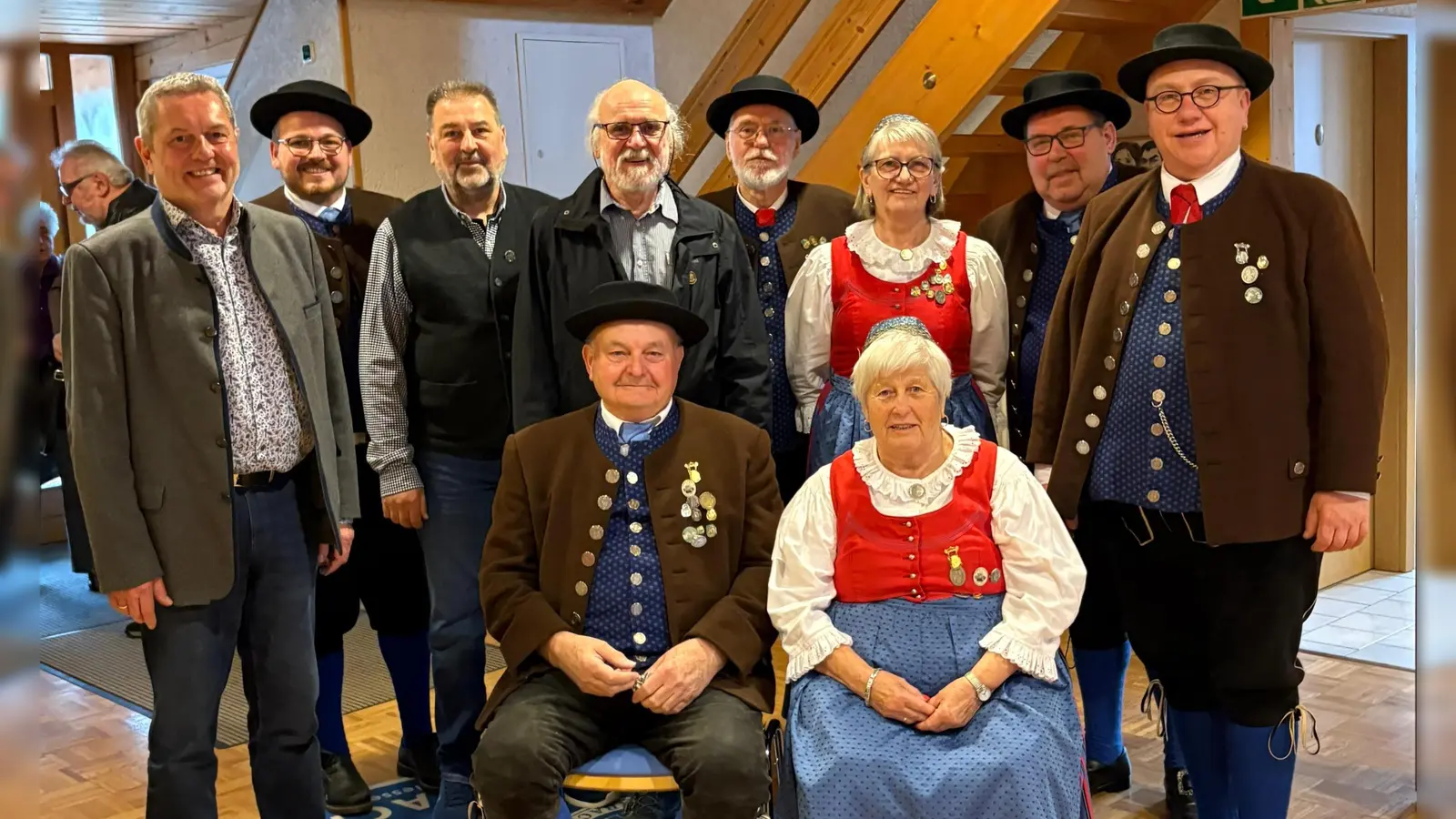 Stehend von links: Bürgermeister Joachim Neuß, 2. Vorsitzender Johannes Trenz, Klaus Schwemmer, Bernhard Krieger, Peter Wiesend, Anita Wiesend, Günter Sertl, 1. Vorsitzender Andreas Götz. Sitzend: Ehrenmitglieder Ernst und Traudl Ritter.<br> (Bild: Leonie Friedl)