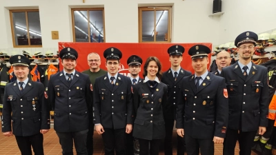Das Bild zeigt von links: Kommandant Andreas Philipp, Alexander Pschörer, Bürgermeister Hubert Kraus, Josef Rickauer, 2.Vorsitzender Stefan Philbert, Jugendwartin Johanna Kellner, stellvertretender Jugendwart Patrick Wegmann, Stellvertretender Kommandant Felix Wegmann, 1. Vorsitzenden Franz Rickauer. (Bild: Felix Wegmann)