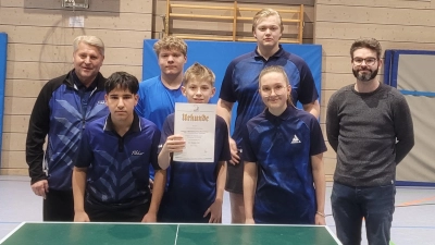 Erfolgreiche Jugendteams der Tischtennisabteilung DJK Weiden bei der Ehrung durch den BTTV Jugendbezirkswart Benjamin Lingl. (Bild: Ferdinand Spickenreuther)