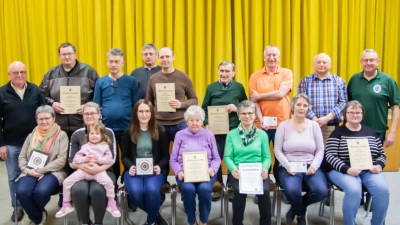 Das Bild zeigt die geehrten mit 1. Vorsitzenden Bernd Schwamberger (rechts, stehend). (Bild: Holger Wolfrum)