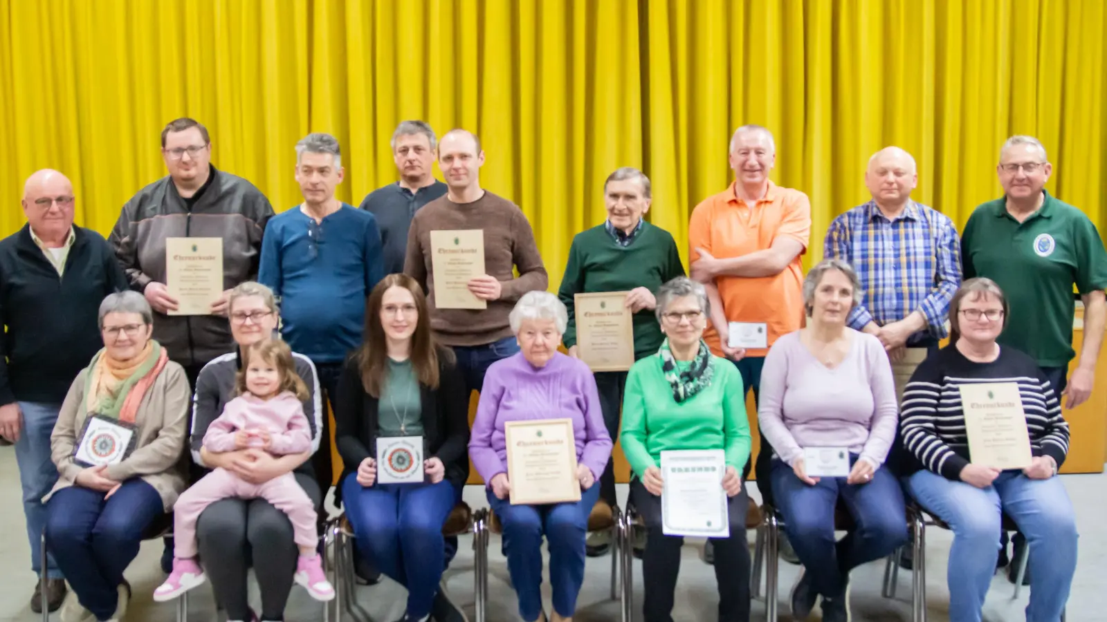Das Bild zeigt die geehrten mit 1. Vorsitzenden Bernd Schwamberger (rechts, stehend). (Bild: Holger Wolfrum)