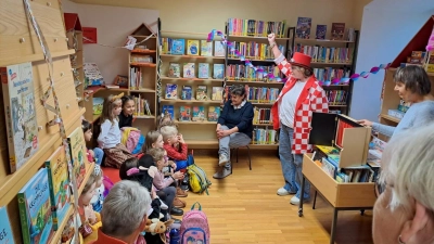 Vorlesepatinnen Monika Mrosek und Maria Riss sowie Anna Dittrich präsentierten den Kindern ein abwechslungsreiches Programm. (Bild: Jonas Dittrich)