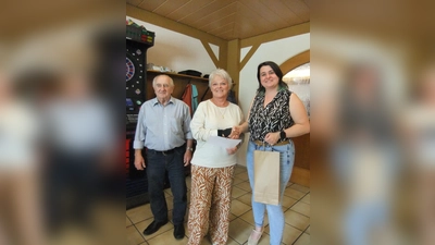Franziska Hiller aus Ebermannsdorf (Bildmitte) wird für 30 Jahre als Mitglied des Ortsvereins VdK Ebermannsdorf-Theuern mit Präsent und Urkunde geehrt. Vorsitzende Sonja Mötsch (rechts) dankte für ihre Treue und gratulierte. Links im Bild der Organisator sowie Schriftführer Sepp Ferstl. <br>Wolfgang Vieracker sowie Frau Monika Kunst (beide 25 Jahre Mitglied und ebenfalls aus Ebermannsdorf) waren bei der Ehrung leider nicht anwesend.  (Bild: Michael Götz)
