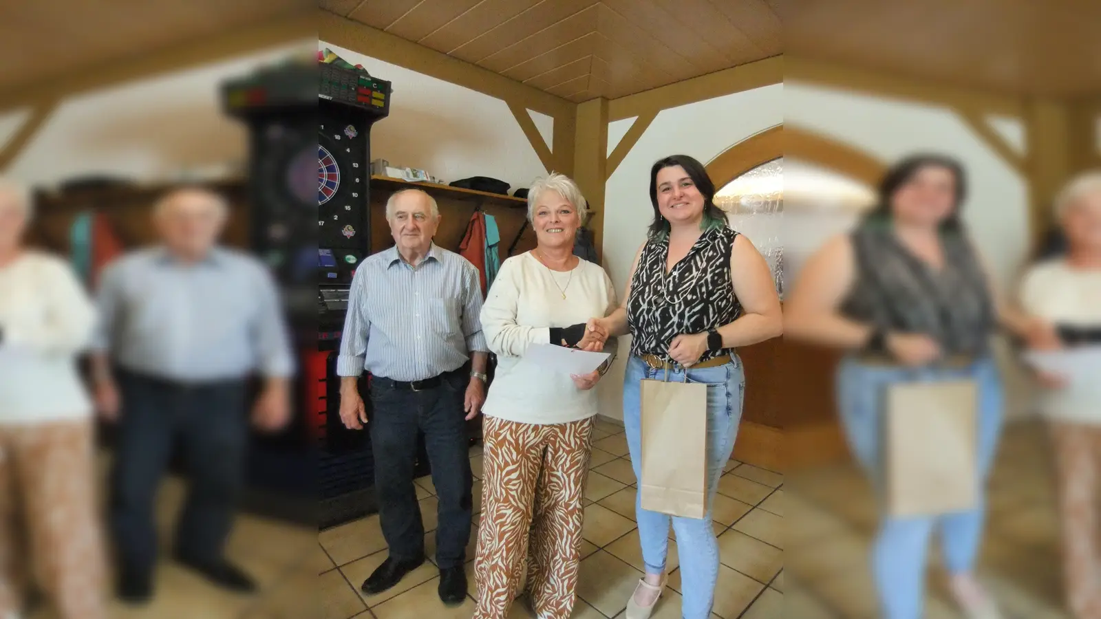 Franziska Hiller aus Ebermannsdorf (Bildmitte) wird für 30 Jahre als Mitglied des Ortsvereins VdK Ebermannsdorf-Theuern mit Präsent und Urkunde geehrt. Vorsitzende Sonja Mötsch (rechts) dankte für ihre Treue und gratulierte. Links im Bild der Organisator sowie Schriftführer Sepp Ferstl. <br>Wolfgang Vieracker sowie Frau Monika Kunst (beide 25 Jahre Mitglied und ebenfalls aus Ebermannsdorf) waren bei der Ehrung leider nicht anwesend.  (Bild: Michael Götz)