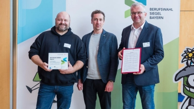 Von links nach rechts: FOL Thomas Eber, L Philipp Lippert, Markus Schönl (Kooperationsfirma Schiettinger) (Bild: Stefan Winterstetter)