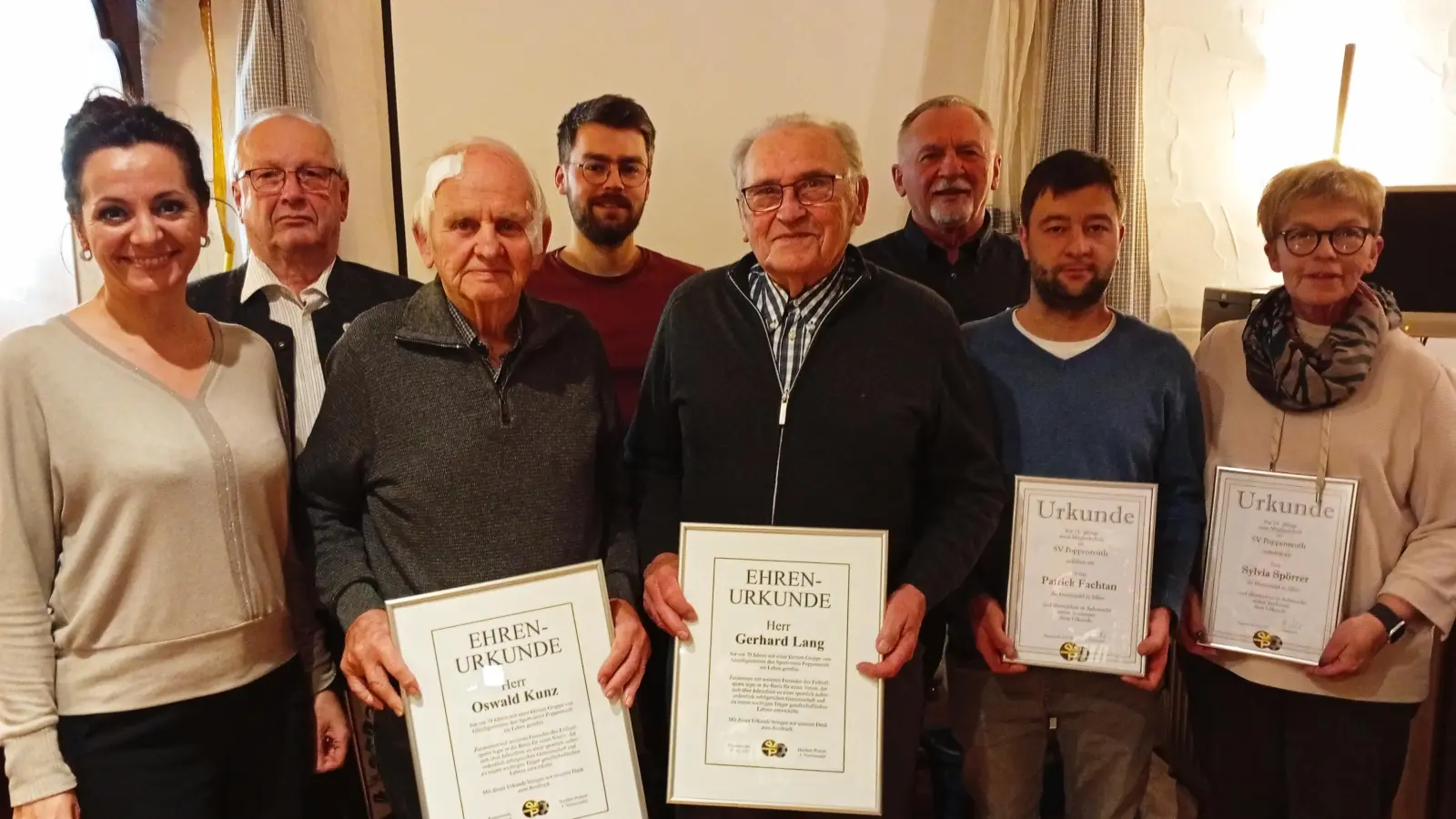 Unser Bild zeigt einen Teil der Geehrten. Von links Bürgermeisterin Margit Bayer, Willibald Reindl, Oswald Kunz, Andreas Ernstberger, Gerhard Lang, Vorsitzender Heribert Pickert, Patrick Fachtan und Sylvia Spörrer. (Bild: Oswald Zintl)