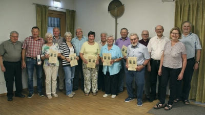 Über einen Abend der Begegnungen mit Dank und Anerkennung für ihre Treue freuten sich die Jubilare zusammen mit (von links) Pfarrer Max Stigler und Neumitglied Johann Elsner sowie (von rechts) Kirchenpfleger Jakob Kiener, stellvertretende Bürgermeisterin Rita Salomon und Pfarrer Herbert Rösl.Bruderschaftsfest (Bild: Josef Böhm)